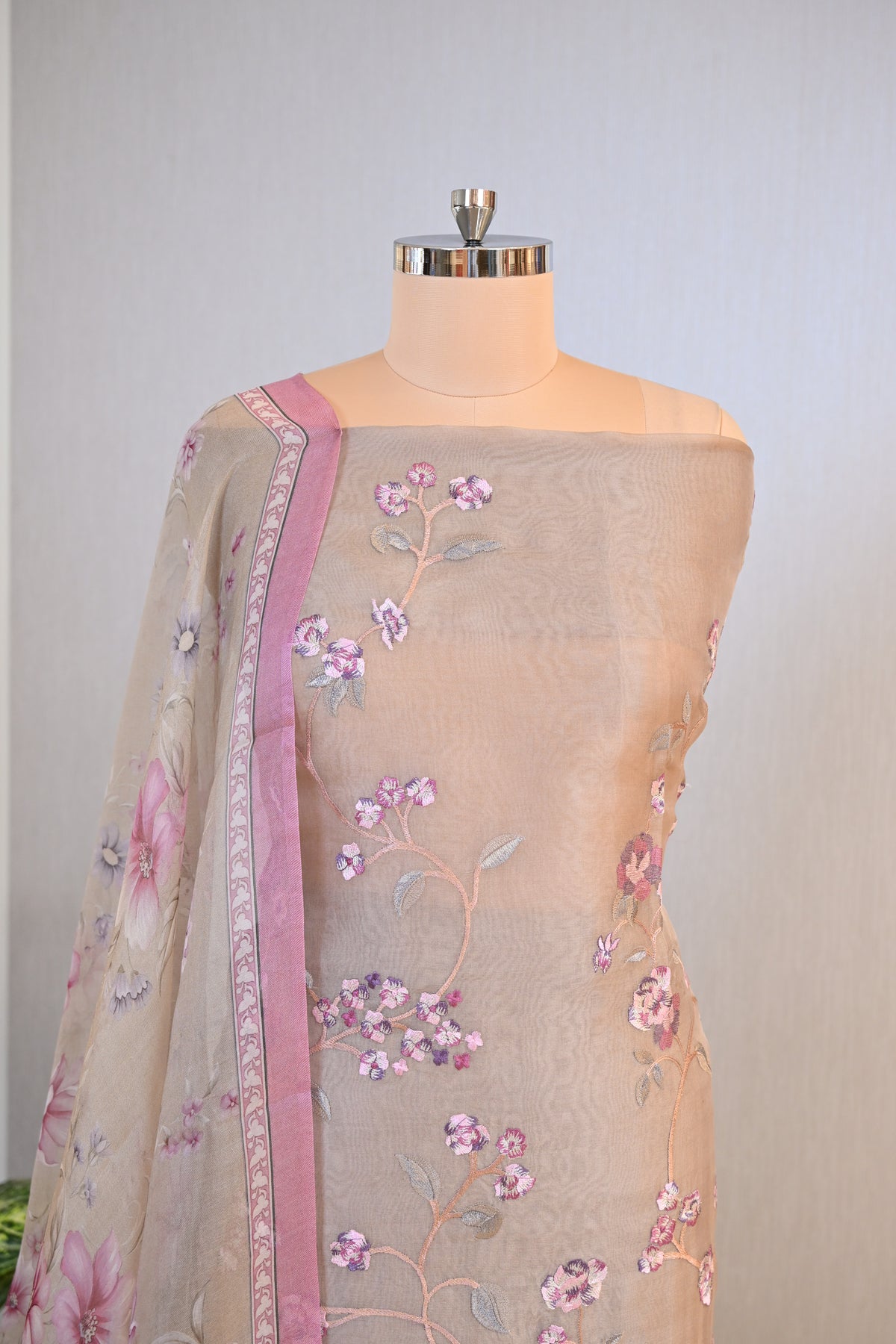 Elegant Organza Thread-Embroidered Suit Set