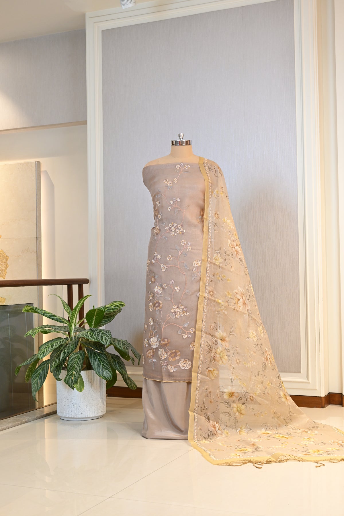 Elegant Organza Thread-Embroidered Suit Set